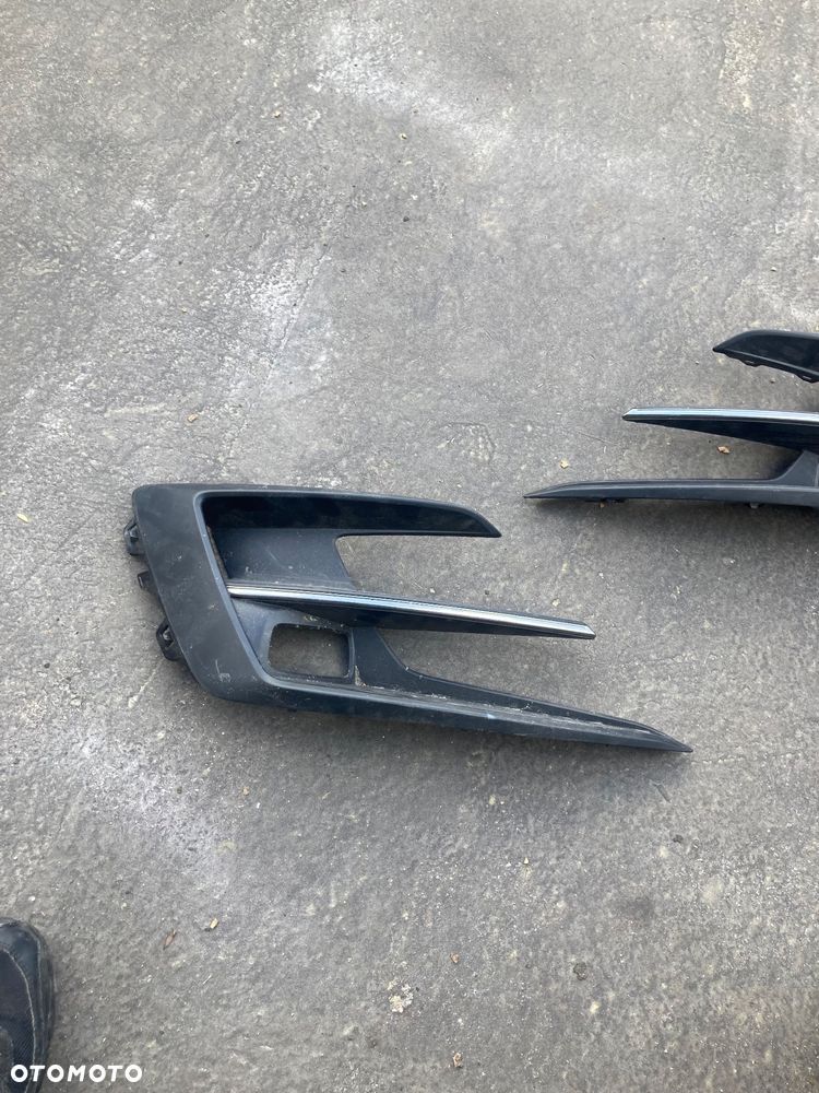 RENAULT Megane IV 4 lift lewa chrom kratka ZDERZAKA  przedniego KRATKA halogenu W ZDERZAK  przedni  zaślepka na halogen - 2