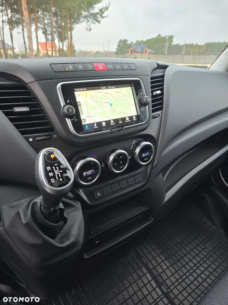 Iveco DAILY DAILY 35C18 / 50C18 HI-MATIC 9PALET 4,50cm Długi 850Kg ŁADOWNOŚĆ SALON PL 39 Tyś km STAN NOWY NOWY NOWY NA GWARANCJI TEMPOMAT FOTEL PNEŁMATYCZNY KLIMATYZACJA AUTOMATYCZNA LEDY BLOKADA MOSTU HAK FABRYCZNY - 32