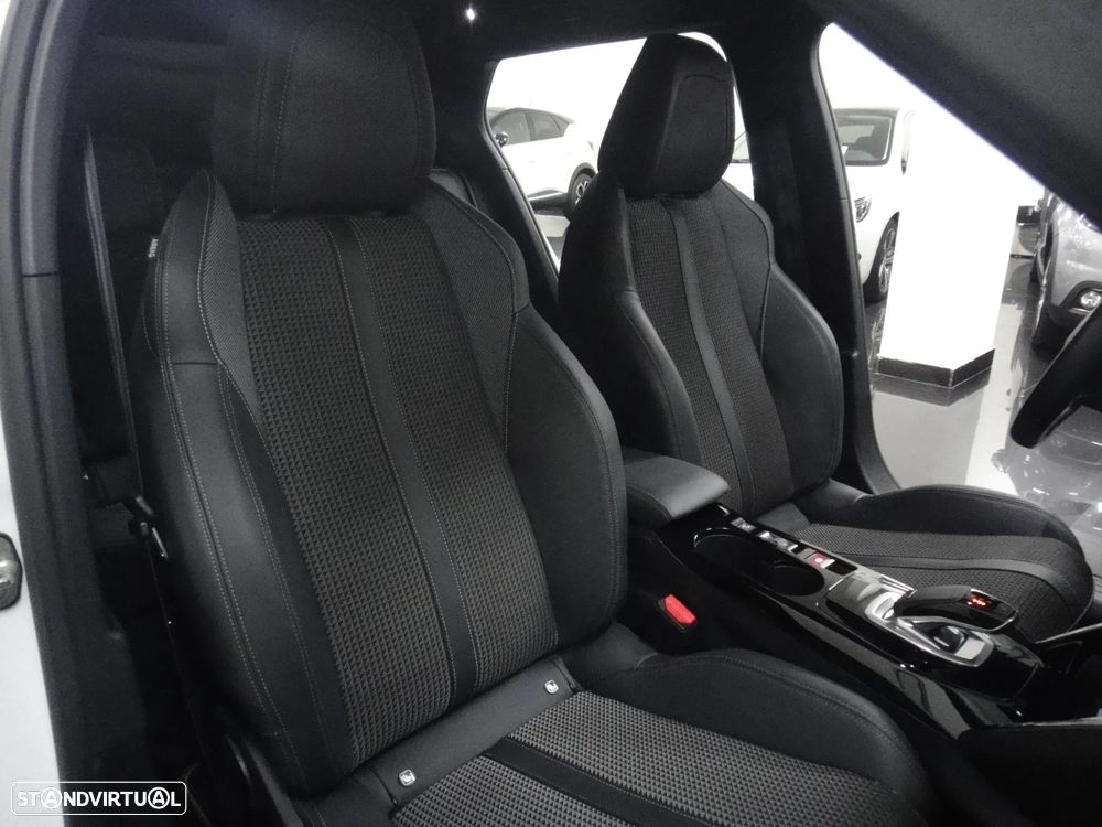 Peugeot 2008 PureTech 130 EAT8 GT - 21