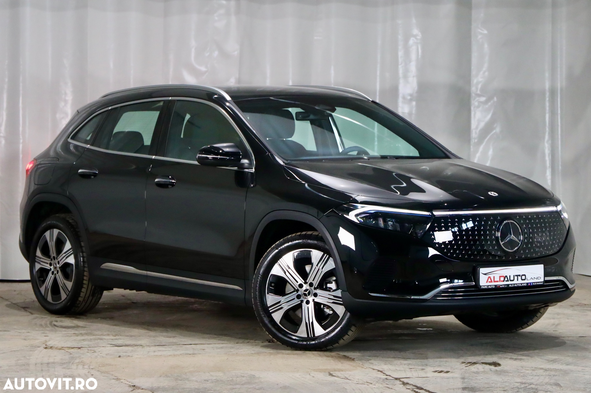 Mercedes-Benz EQA 300 4MATIC - 4