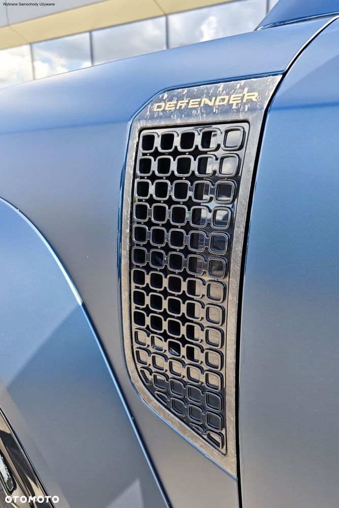 Land Rover Defender - 24