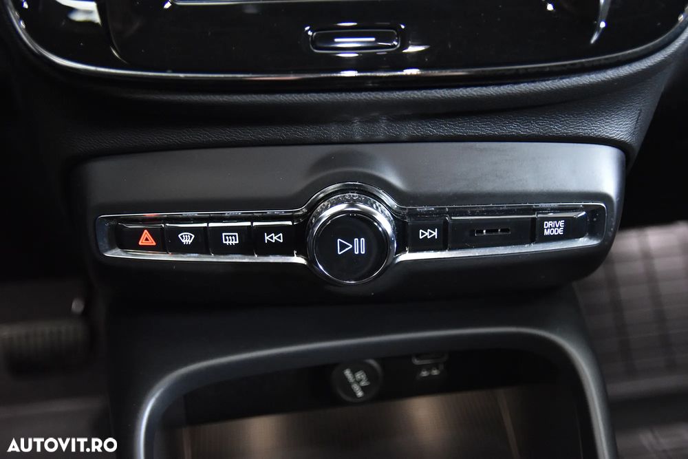 Volvo XC 40 B4 AT8 AWD Mild Hybrid Momentum Pro - 17