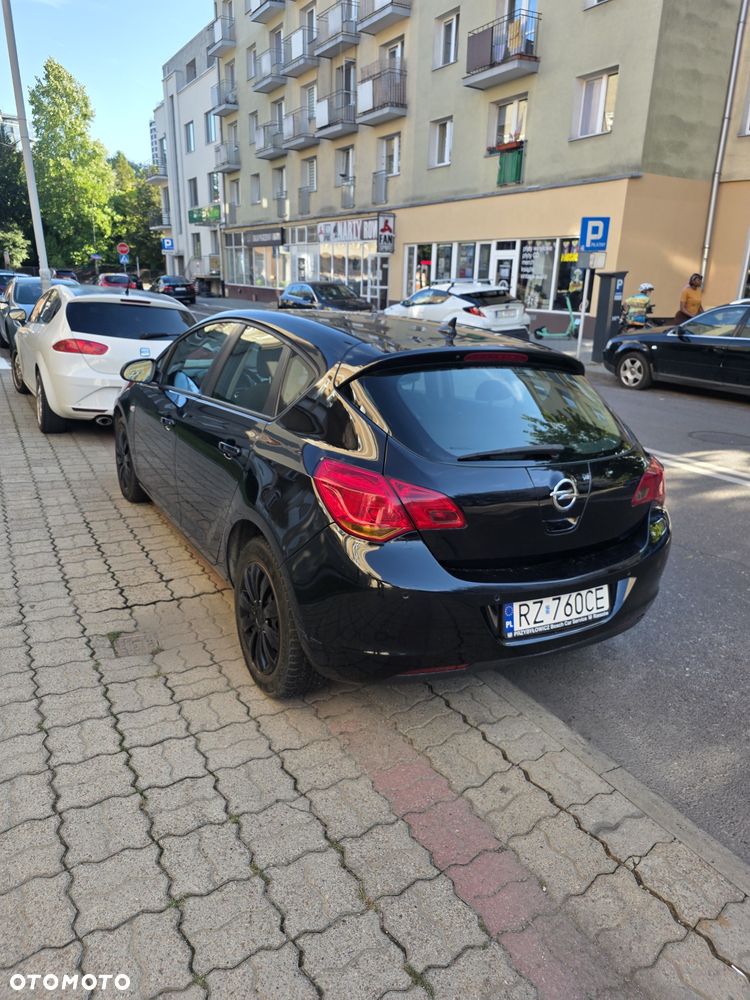 Opel Astra 2011 photo 3