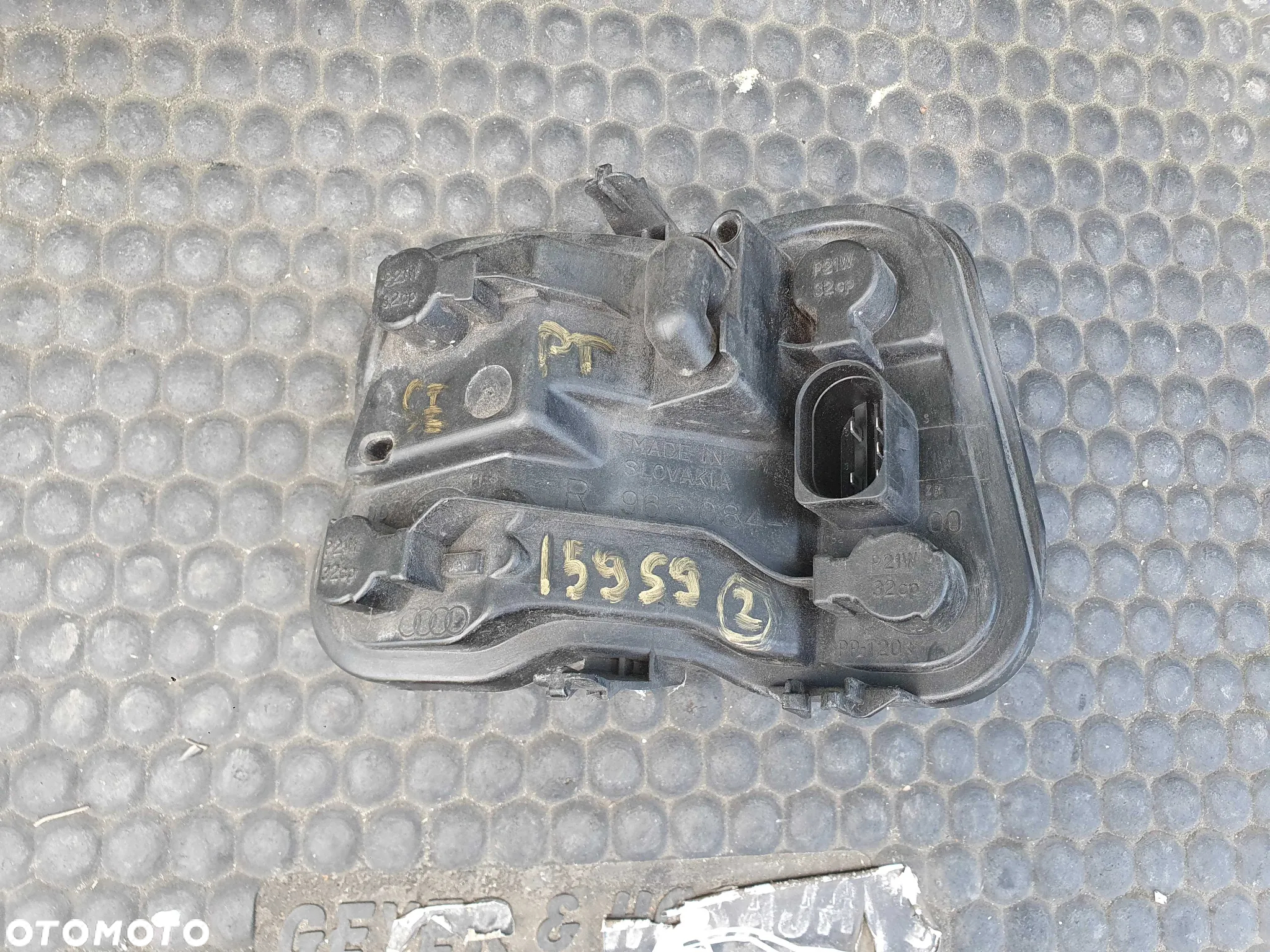 Wklad Lampa Lampy Oprawa Zarowki Mocowanie Tyl Prawy Tylne AUDI A4 B7 Sedan - 2