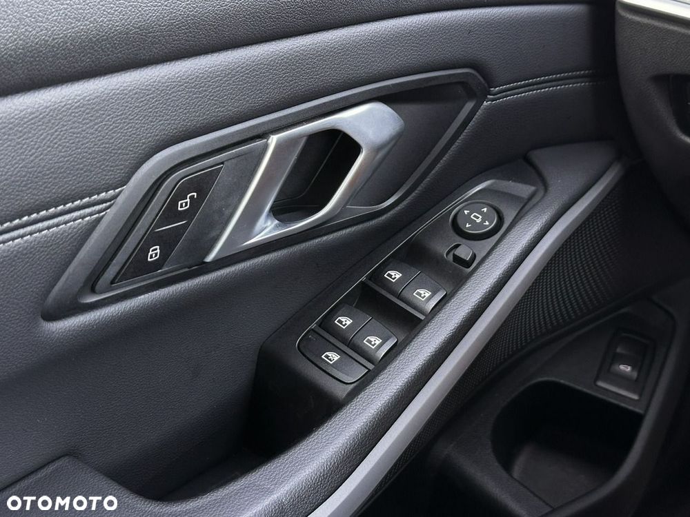 BMW Seria 3 318i Sport Line - 37