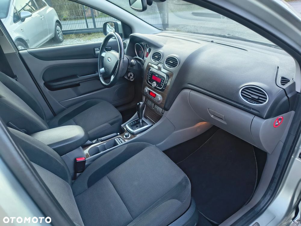 Ford Focus 1.6 Ghia - 19