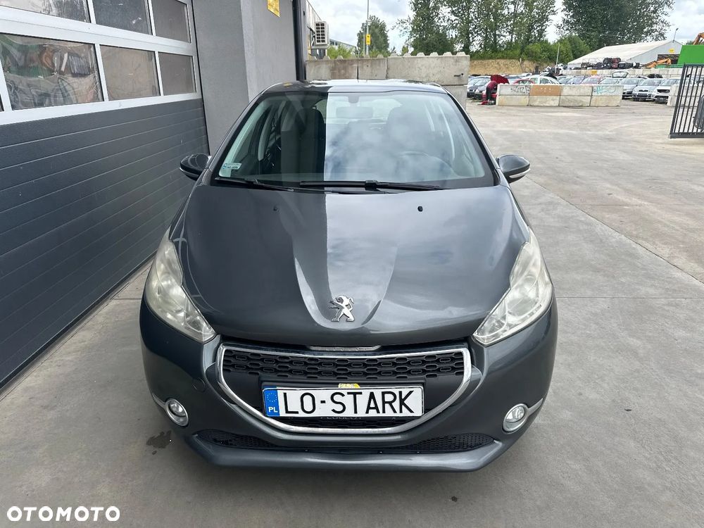 Peugeot 208 - 8
