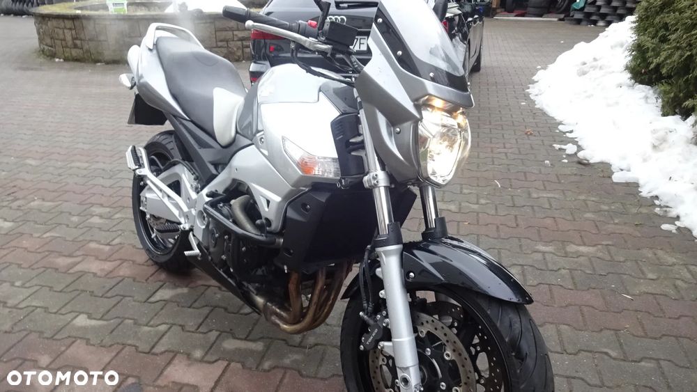 Suzuki GSR - 19