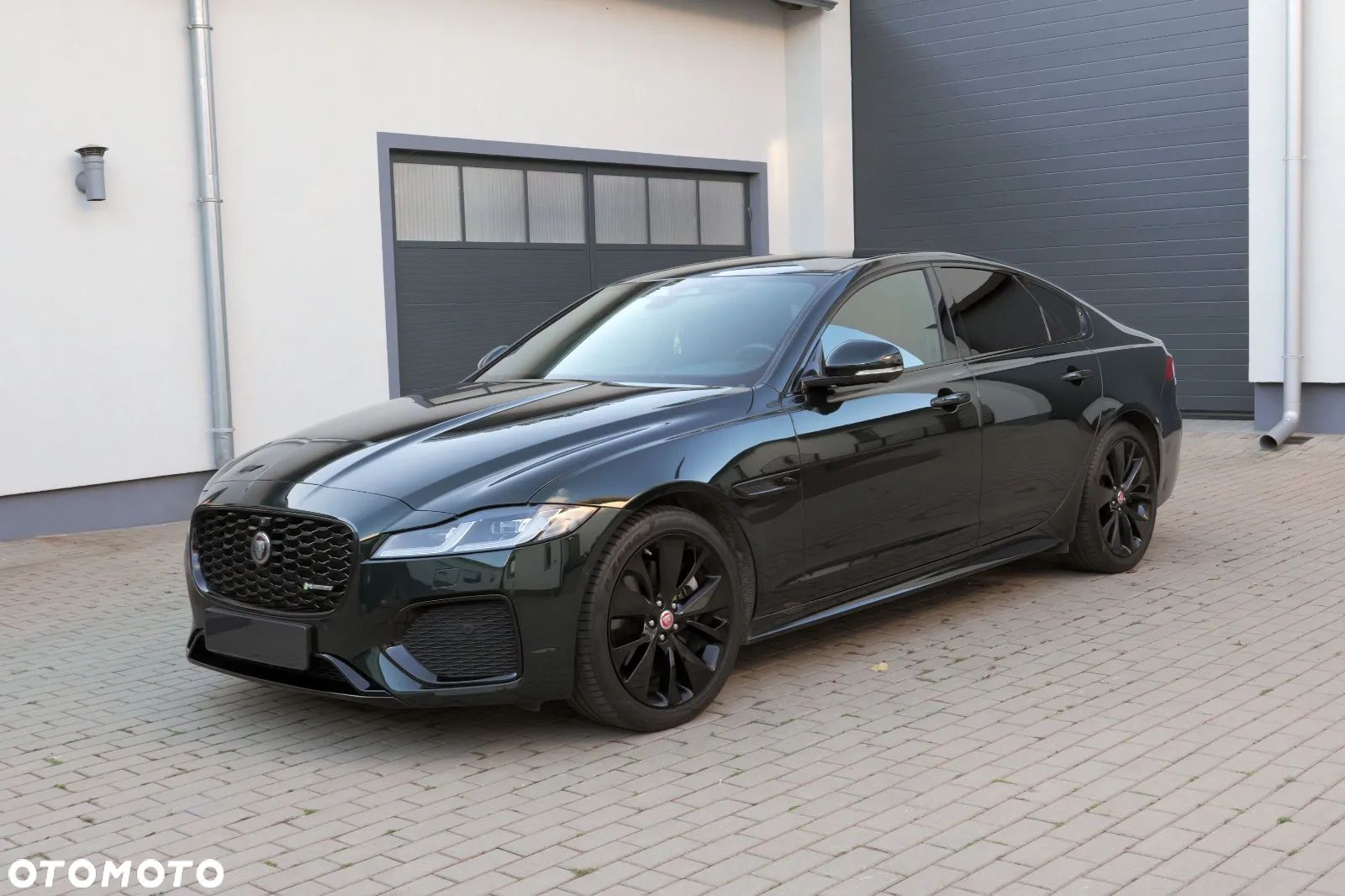 Jaguar XF 2.0 P250 R-Dynamic Black - 1