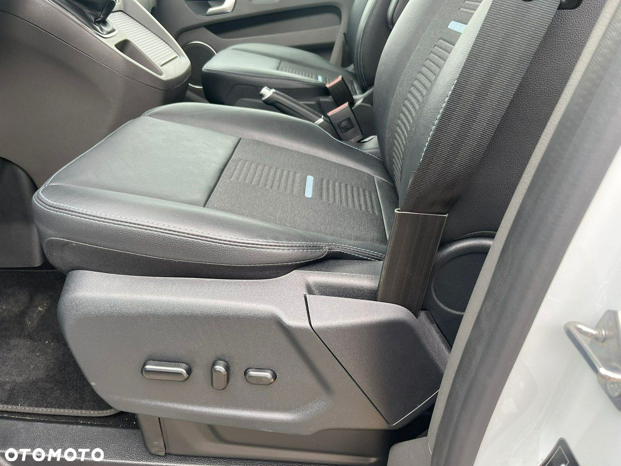 Ford Tourneo Custom - 12