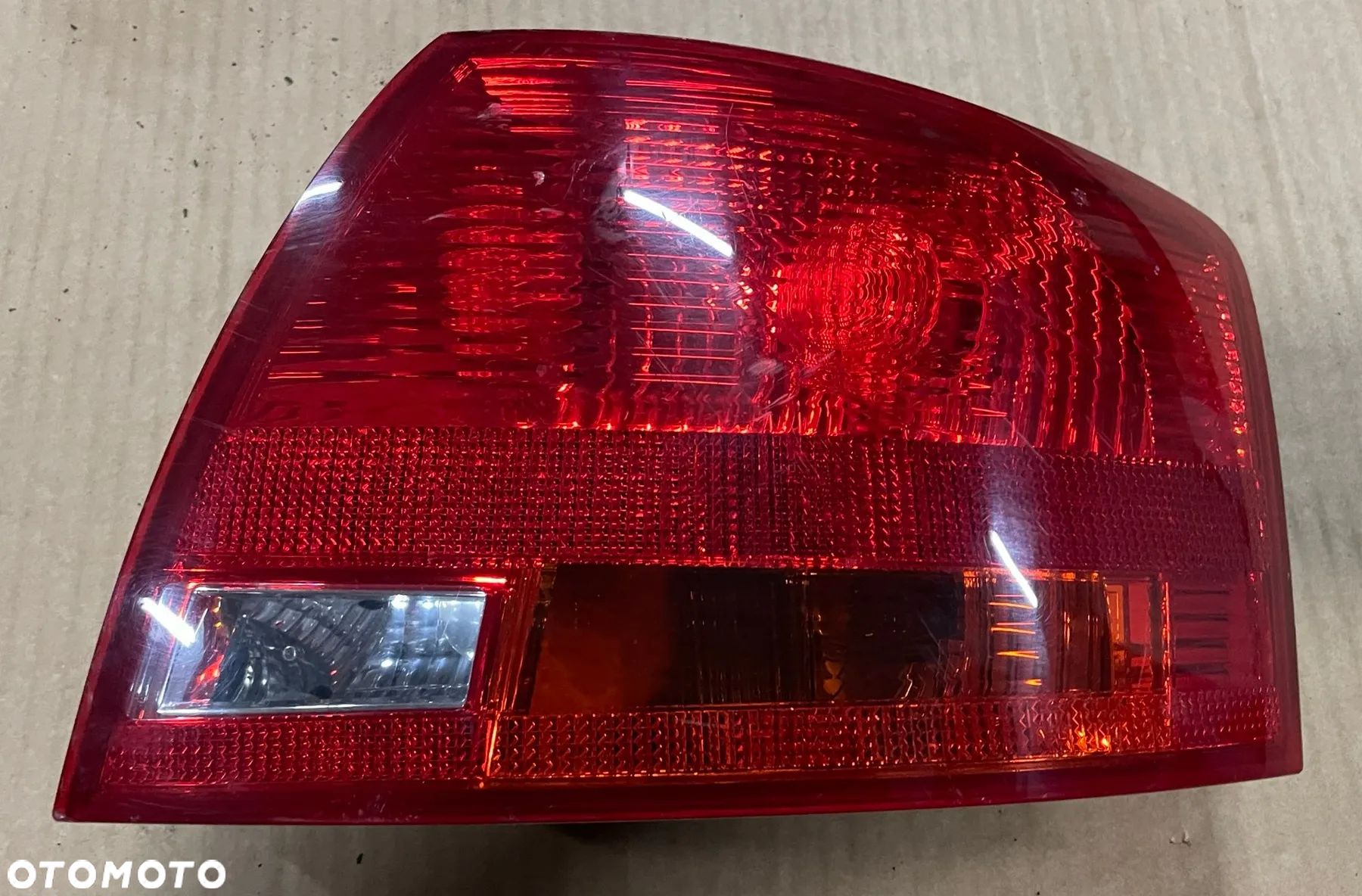 Audi A4 B7 8E Avant lampa tył tylna prawa w błotnik z wkładem - 1