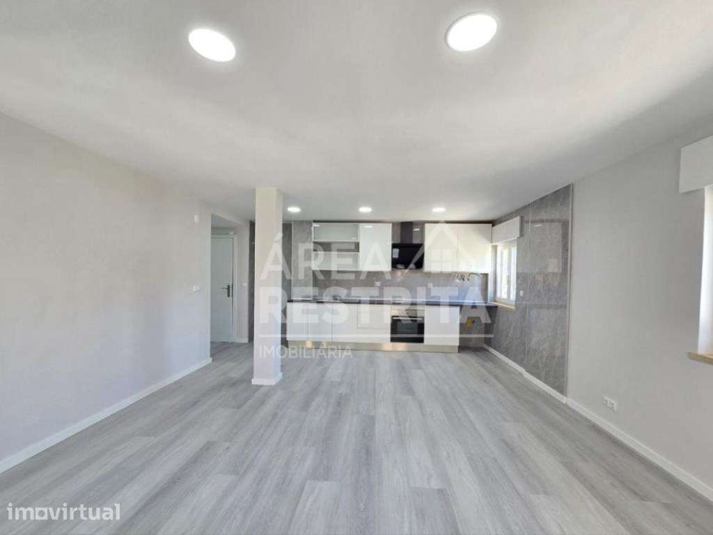 Apartamento Remodelado T2, c/Arrecadação, Centro de Corroios - Grande imagem: 3/21