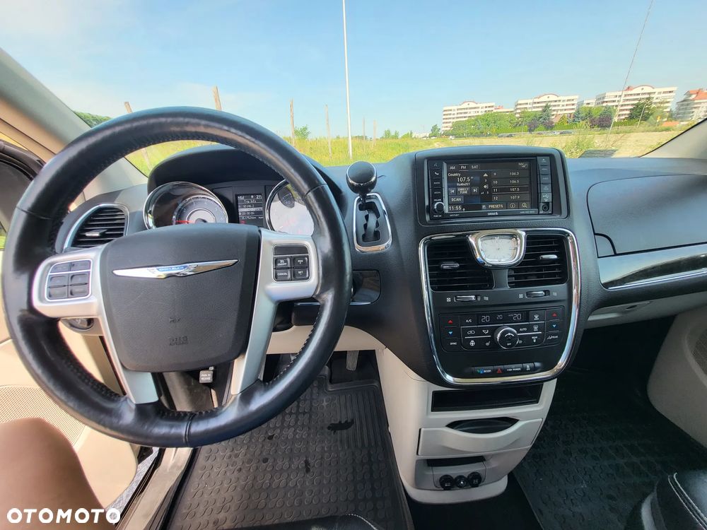 Chrysler Town & Country - 11