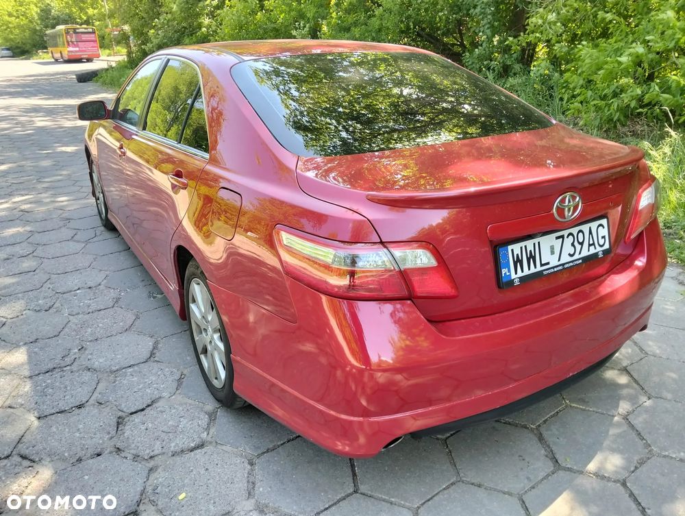 Toyota Camry - 4