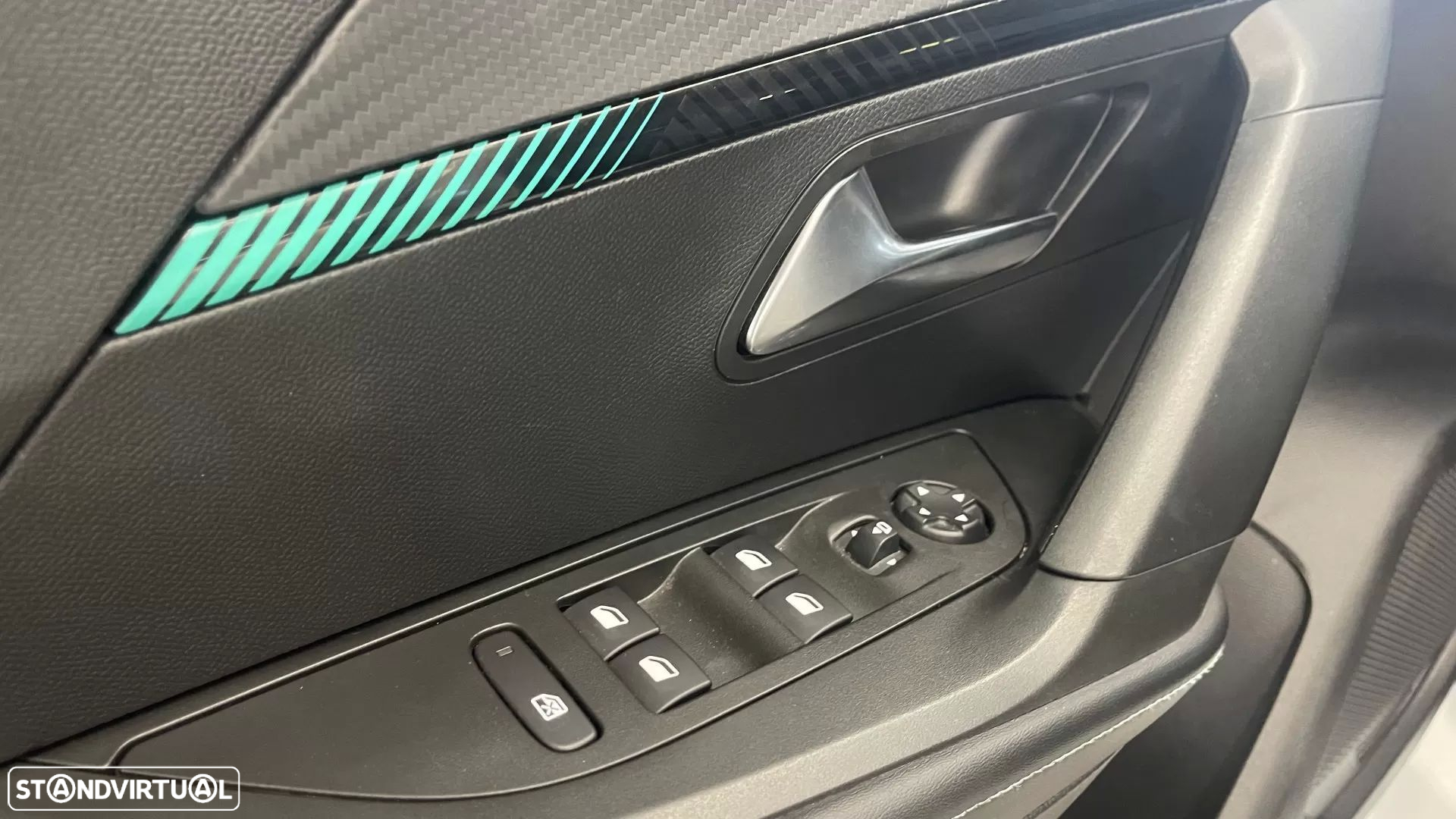 Peugeot 2008 1.2 PureTech Allure EAT8 - 39