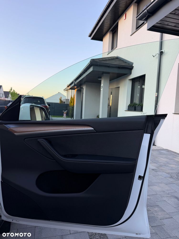 Tesla Model Y Performance AWD - 29