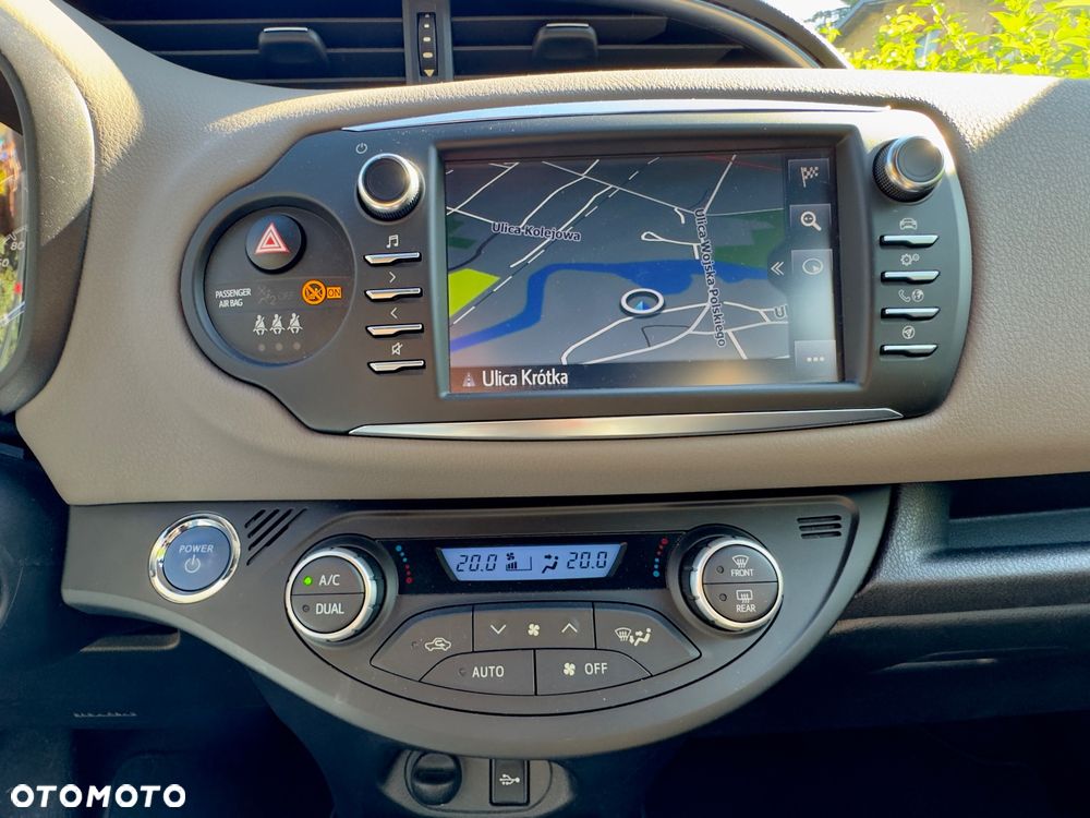 Toyota Yaris Hybrid 100 Selection Platinum - 8