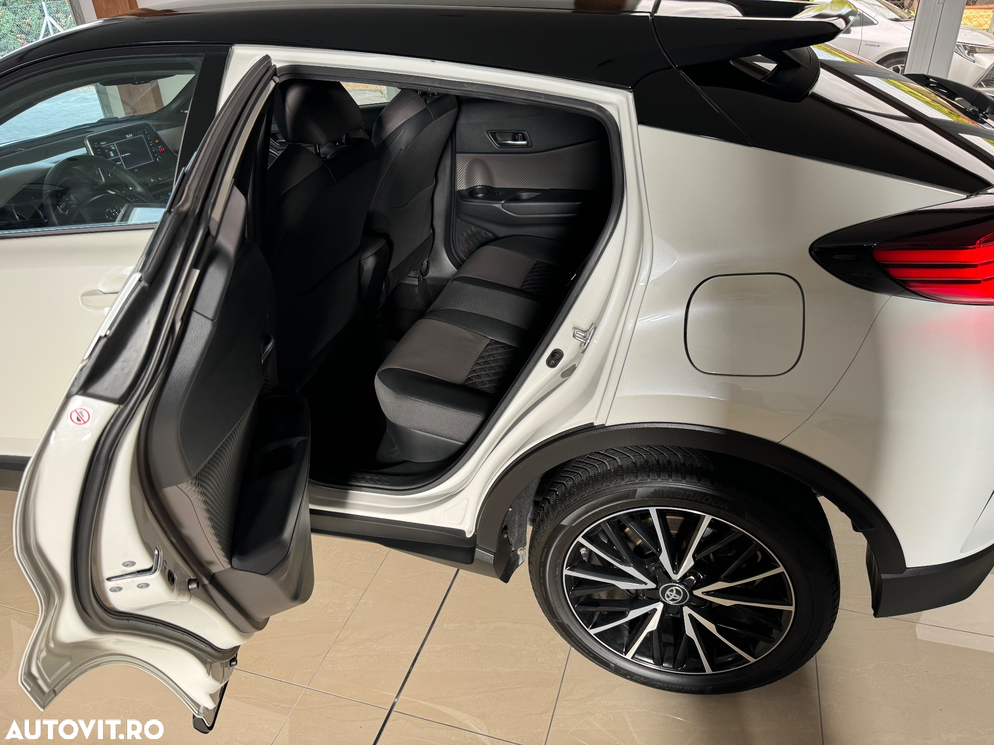Toyota C-HR 1.8 Hybrid Black&White - 24