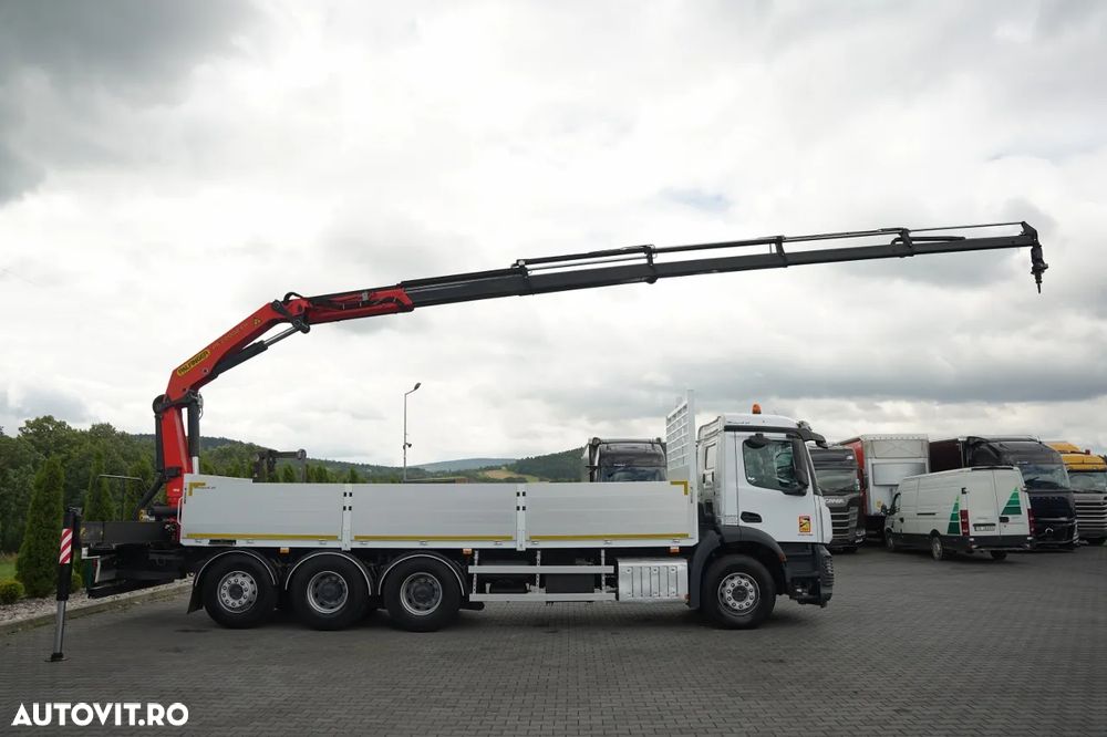 Mercedes-Benz AROCS 3246 / TRIDEM / 8X4 / LIVRARE - 7,3 M / PODEA REZISTENTĂ / Cuplaj PALFINGER PK 22 002 / Rază de acțiune: 14,5 / FURCĂ PENTRU PALEȚI / - 6