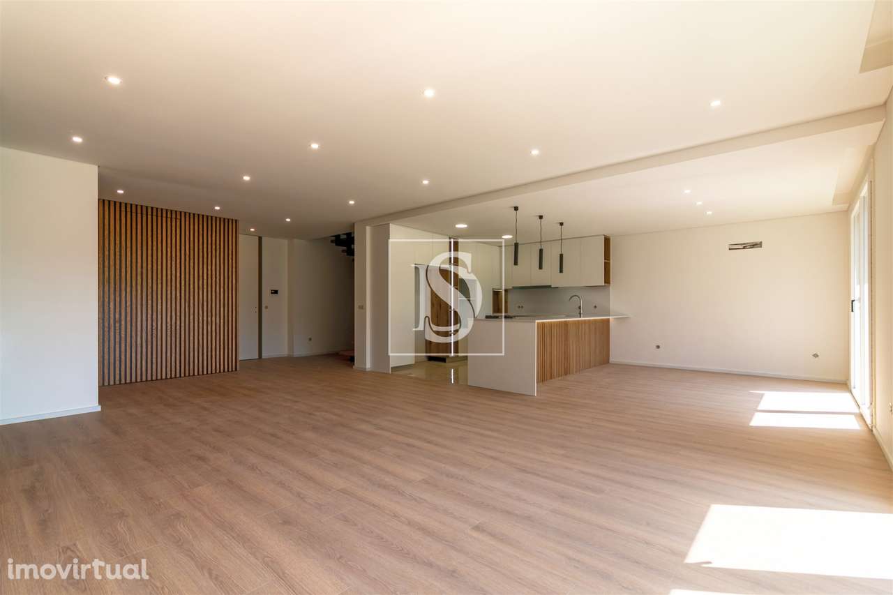 Moradia Geminada T4 com 2 Suites em Palmeira, Braga - Grande imagem: 2/40