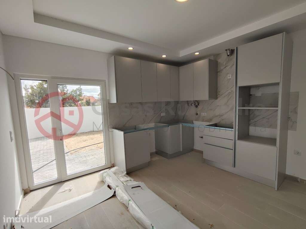 Moradia Geminada Triplex T4 em Lote de Gaveto, Conforto e Tranquili... - Grande imagem: 4/45