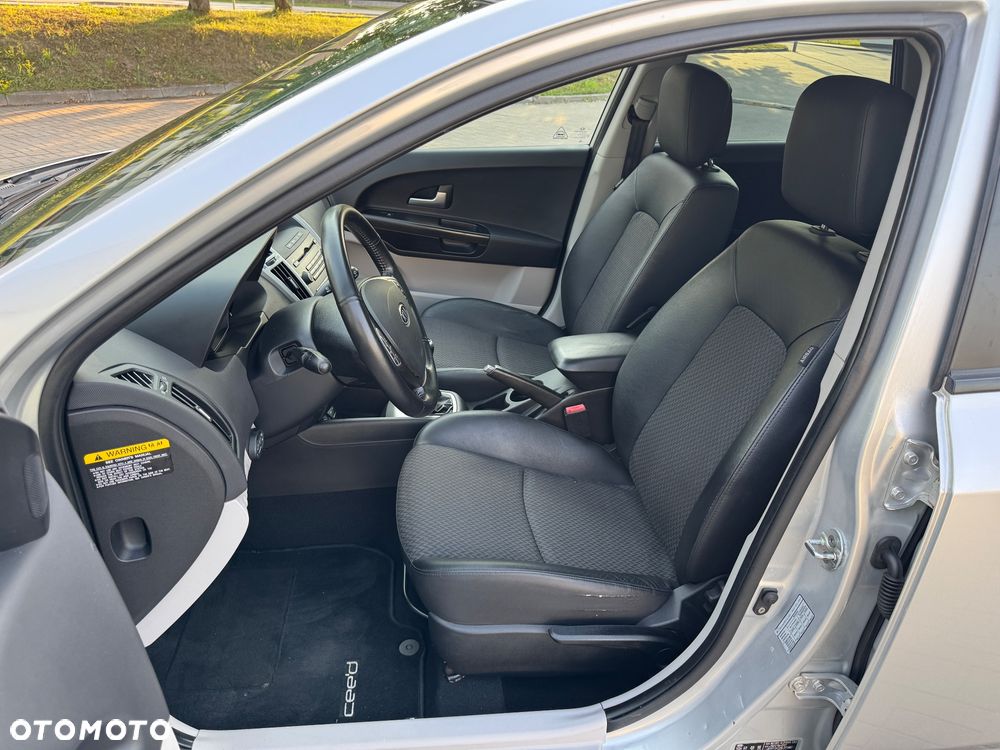 Kia Ceed - 11
