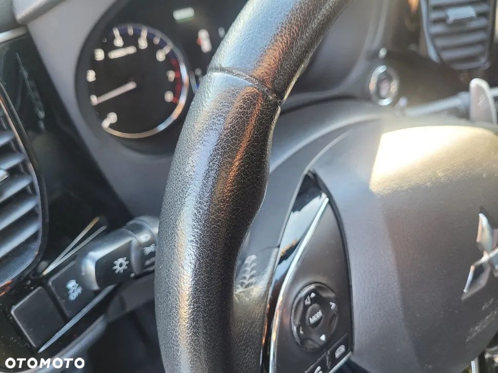 Mitsubishi Outlander 2.0 Intense + Navi 4WD CVT - 30