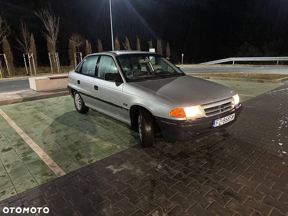 Opel Astra 1.4 GLS - 4