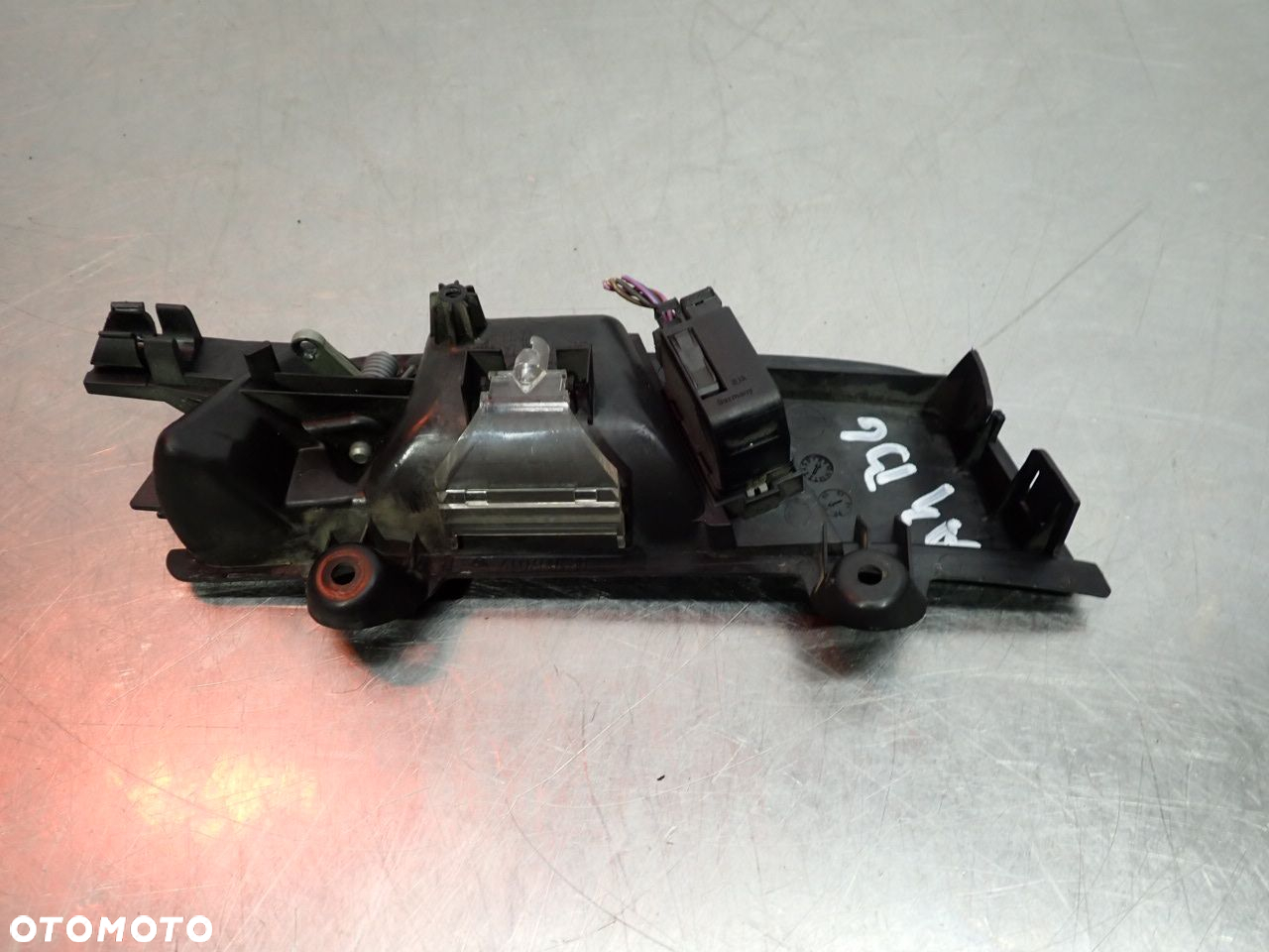 KLAMKA LEWA PRZEDNIA WEWNĘTRZNA AUDI A4 B6 8E1837019G - 2