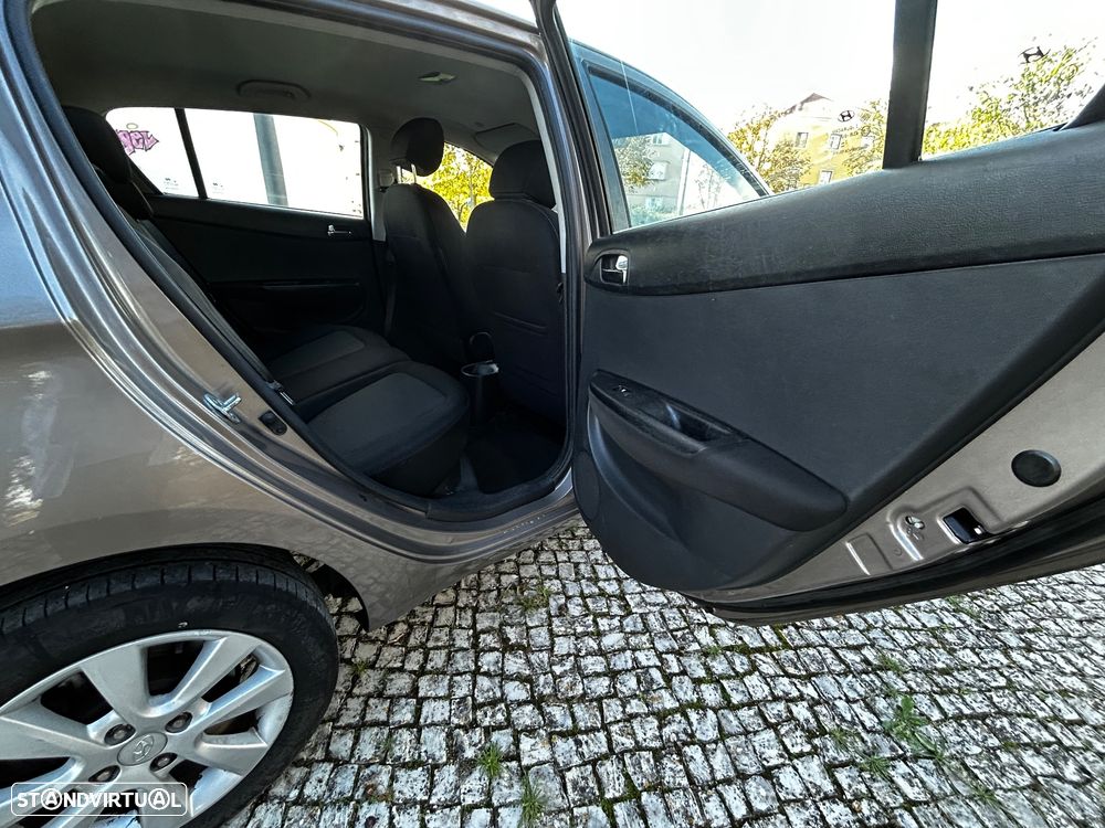 Hyundai i20 1.1 CRDi Urban - 19