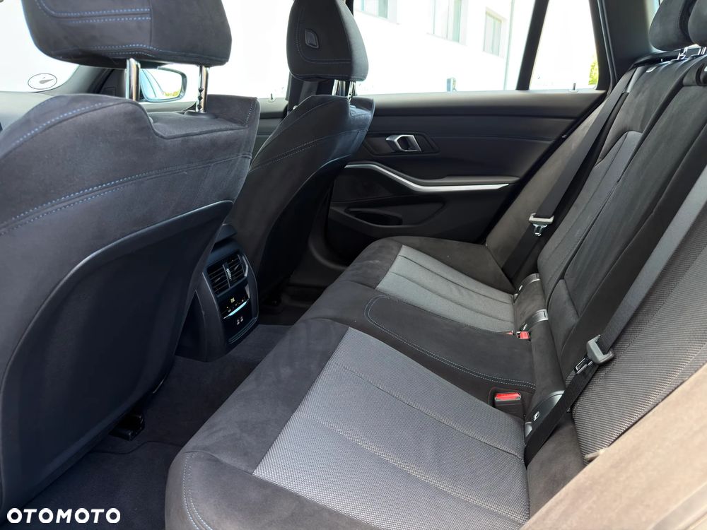 BMW Seria 3 330i xDrive M Sport - 11
