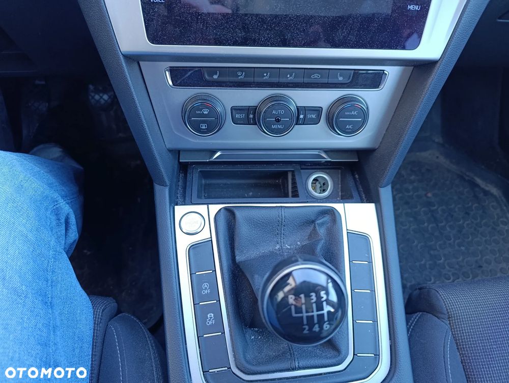 Volkswagen Passat Variant 1.8 TSI BMT Comfortline - 24