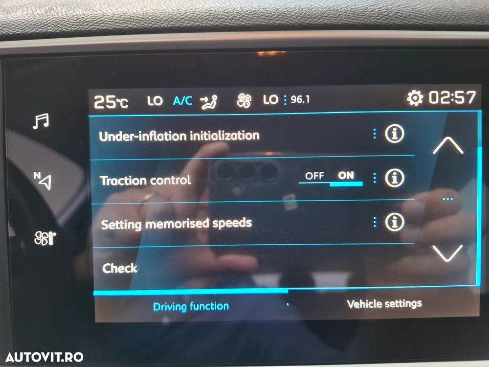 Peugeot 308 SW 1.2 L PureTech Turbo S&S Allure - 21