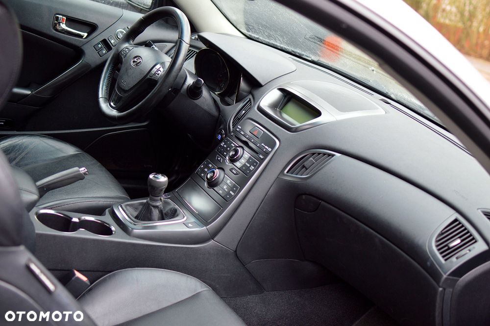 Hyundai Genesis Coupe 3.8 V6 Executive - 10