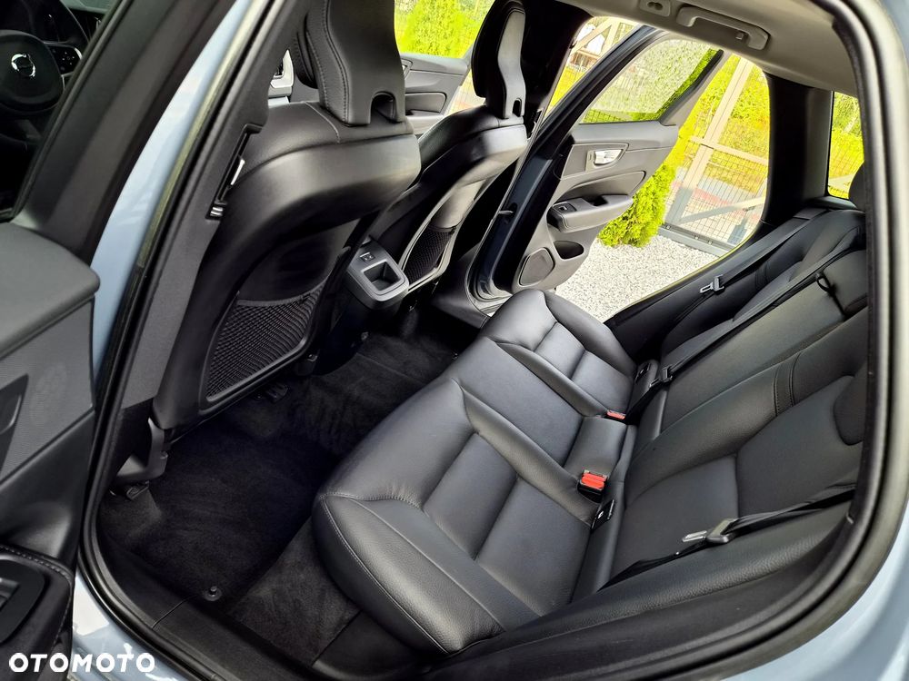 Volvo XC 60 B4 D AWD Plus Dark - 29