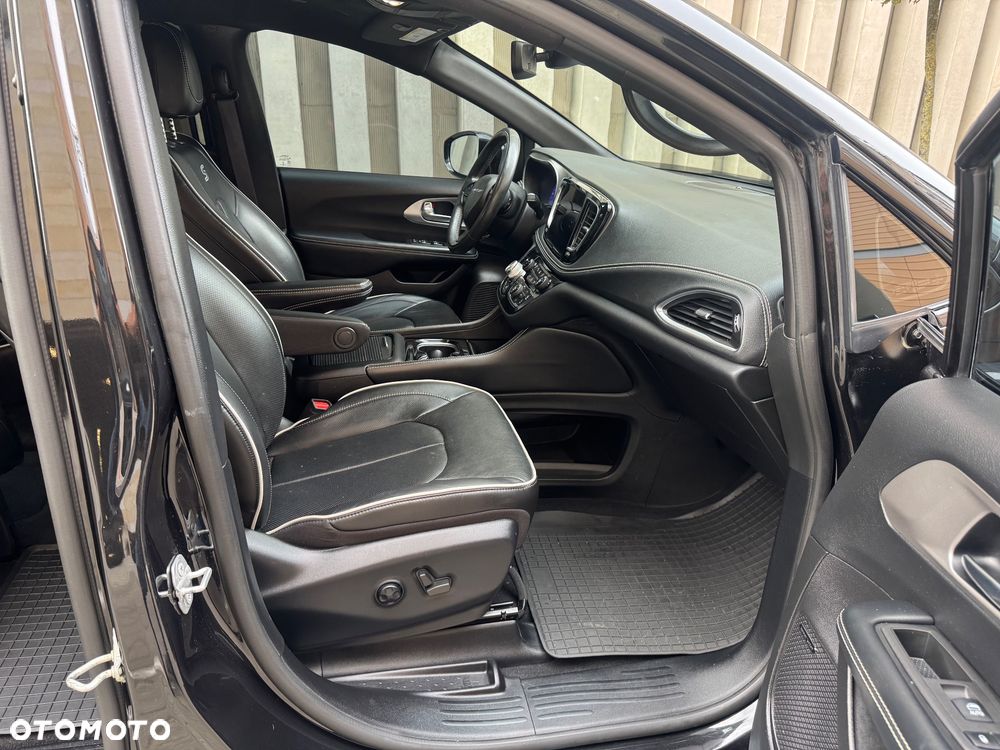 Chrysler Pacifica - 32
