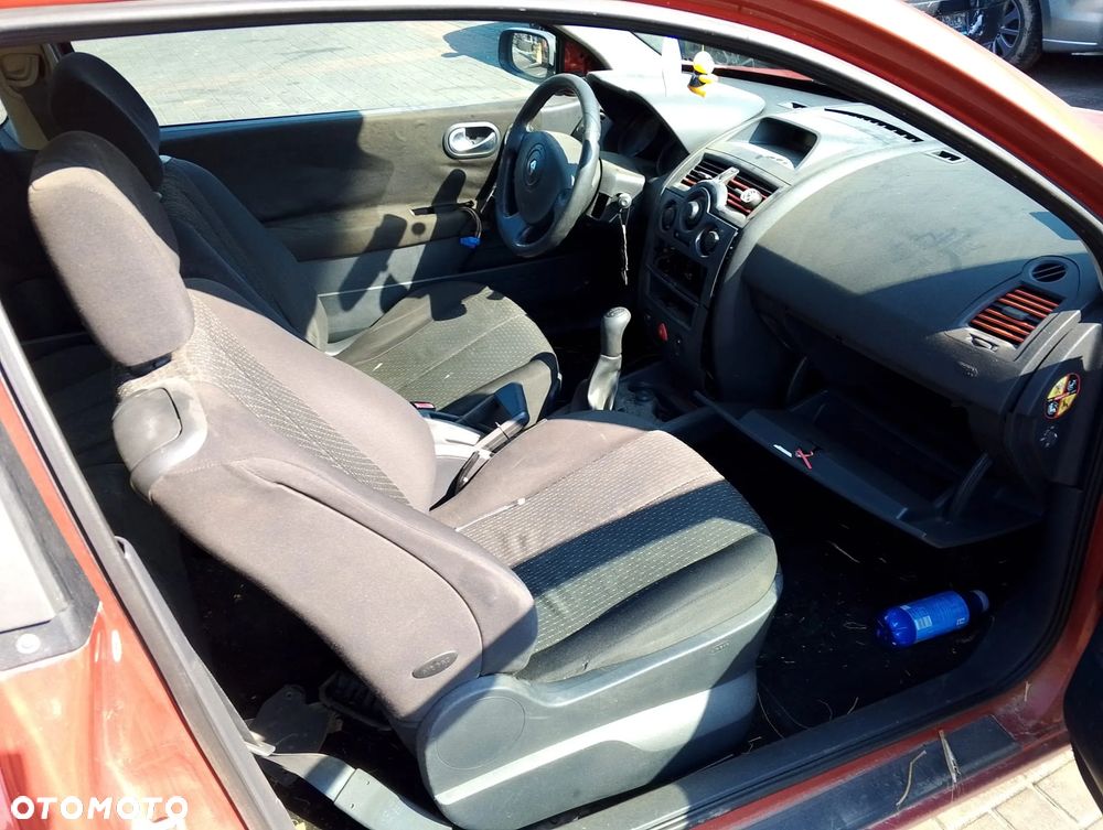 Renault Megane II (02-05r.) 1.4 B 96KM. Silnik K4J 730 Skrzynia JH3 105.Cały na części. GWARANCJA !!!  Przód Tył Zestaw Komplet Drzwi Klapa Zderzak Błotnik Maska Grill Atrapa Szyba Pas Lampa Lusterko Boczki Fotel Kanapa Kokpit Deska Rozdzielcza Przełącznik Włącznik Sterownik Przewody Wiązka Instalacja Moduł Komputer Czujnik Listwa Pompa Alternator Wtryski Głowica Rozrusznik Kompresor Sprzęgło Dwumas Silnik Skrzynia ABS Klimatyzacji Paliwa Wspomagania Kolektor Turbina Przepustnica Zawór Chłodnica Koło Hak Belka Sanki Zawieszenie Mcpherson Półoś Amortyzator Wydech Tłumik Zacisk Most - 7