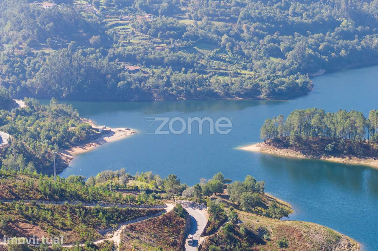 Ruína em Pedra para Recuperar com Terreno em Cabril, Montalegre