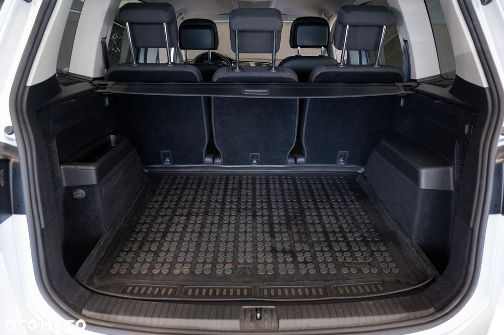 Volkswagen Touran - 36