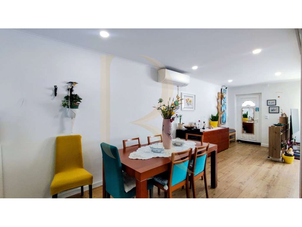 Moradia em banda T3 remodelada com sótão no Feijó - Grande imagem: 4/49
