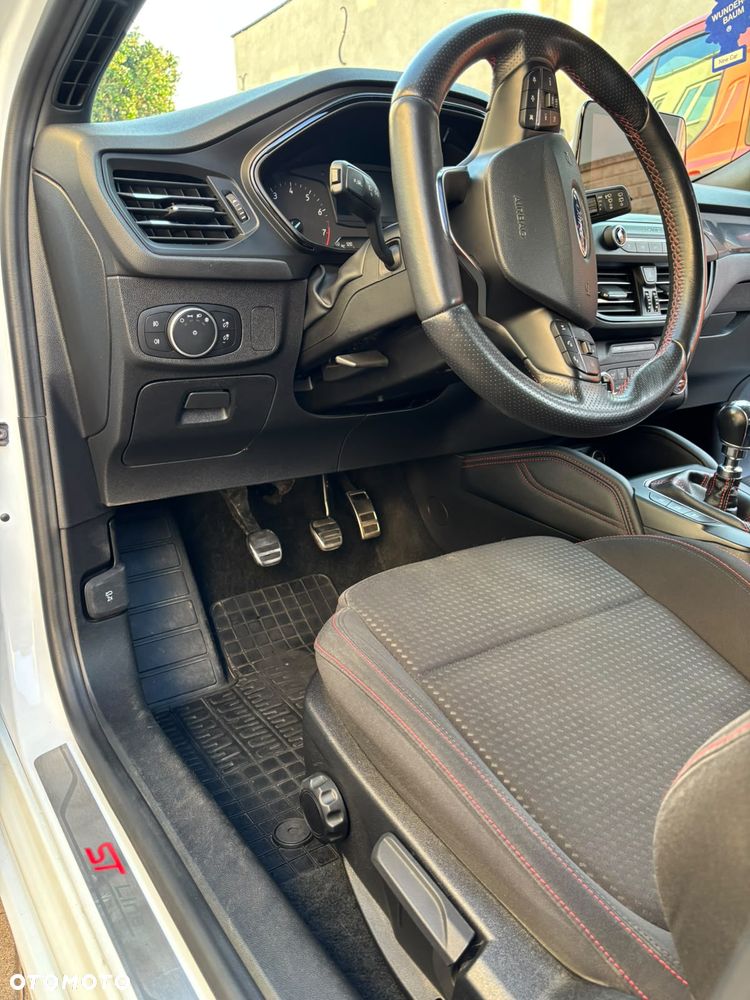 Ford Focus 1.5 EcoBoost ST-Line - 25