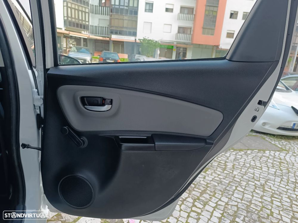 Toyota Yaris 1.5 HSD Comfort+Navi - 30