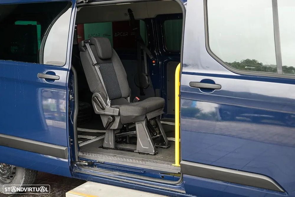 Ford Transit Custom Adaptada p/ 3 cadeiras de rodas - 17