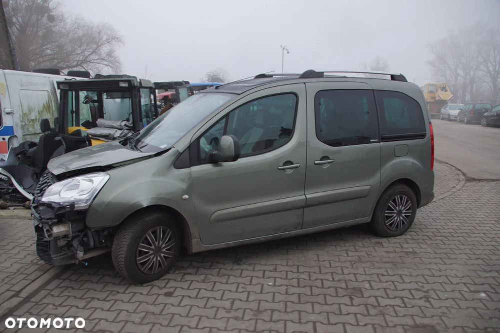 Auto na części - Citroen Berlingo II Multispace 1.6 VTI 120 KM 5F01 20DP56 KGP 2010R Silnik Skrzynia Drzwi Lusterko Zderzak Klapa Lampa Klamka Szyba Relingi Deska Kokpit Sterownik Moduł Czujnik Licznik Panel Wyświetlacz Kierownica - 2