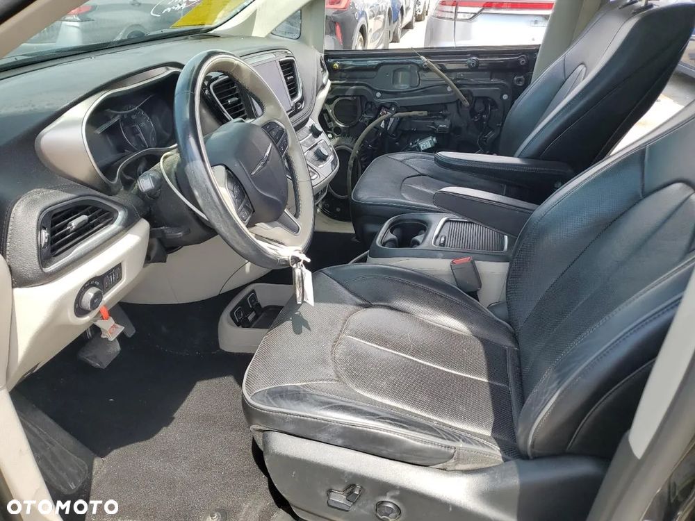 Chrysler Pacifica - 10