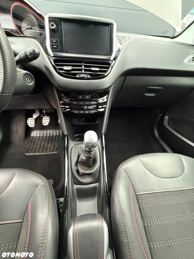 Peugeot 2008 PureTech 130 EAT8 GT - 11