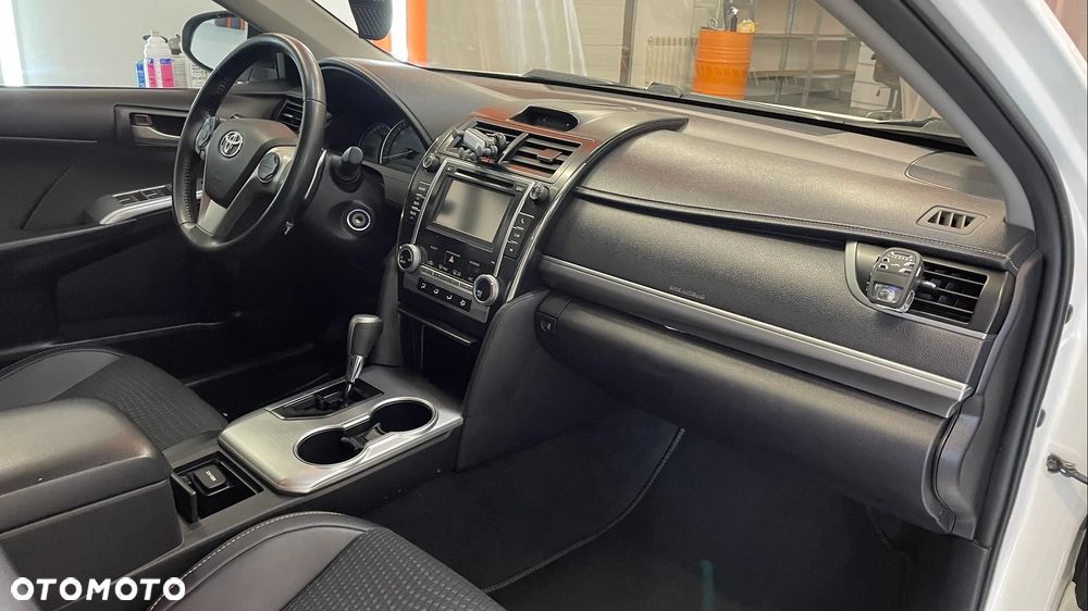 Toyota Camry - 12