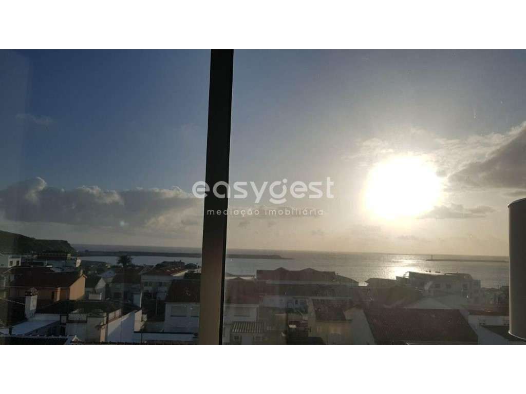 Prédio constituído por Duas lojas e três Apartamentos Praia da Vitória - Grande imagem: 4/40