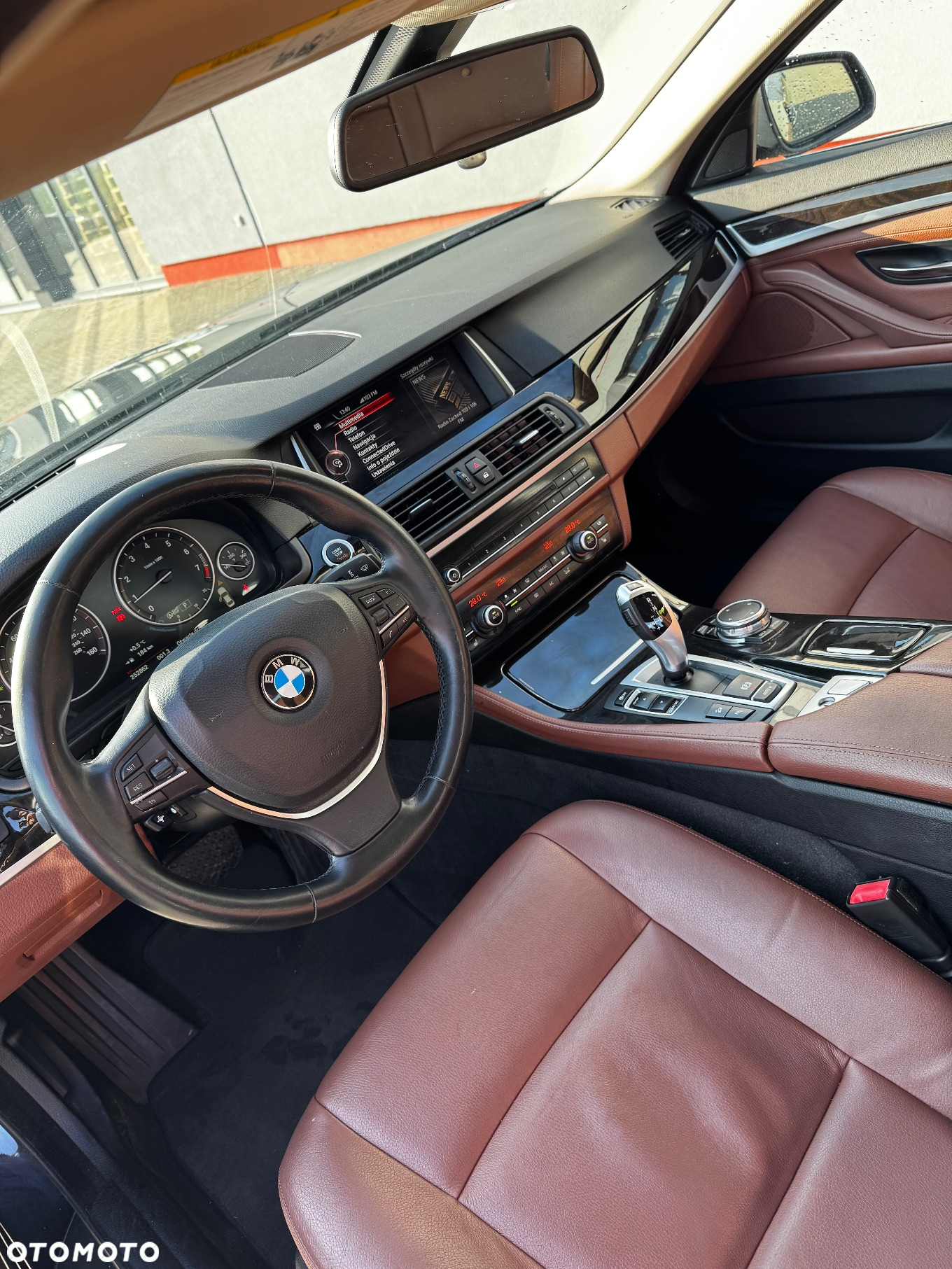 BMW Seria 5 528i xDrive - 15