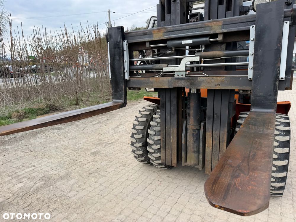 O&K V80 Wózek Widłowy Niemiecki Producent O&K. Silnik DEUTZ 90 km. Udźwig 8 ton. Gabarytowo mała maszyna z Wielkim udźwigiem. Podwójne Koła. Regulacja wideł i Karetki Hydrauliczna. Maszt TRIPLEX. niski przebieg 5790h. Maszyna Pochodzi z Norweskiej Komuny! Nie posiada luzów i wycieków Jazda Hydrostatic. Stan Perfekcyjny! DIESEL. Opony Nowe. Okazja - 32